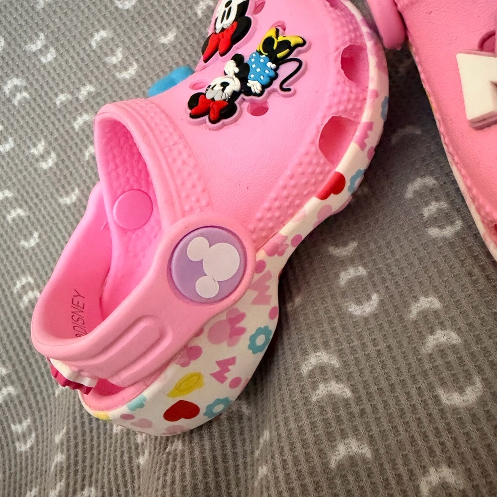 Disney x Crocs Minnie Mouse Clogs Pink Size 4C - Picture 2 of 2